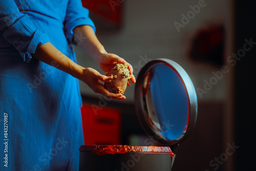 Canvastavla Woman throws a Sprouted Potato in the Garbage