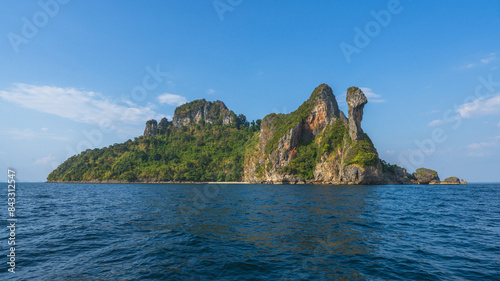 Obraz na płótnie longtail boat trip to ko poda and chicken island in krabi in thailand w salonie