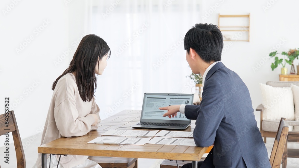 パソコンでプランを説明するビジネスマン