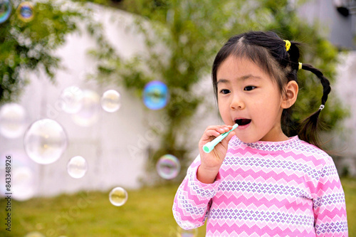 シャボン玉をする少女 photo