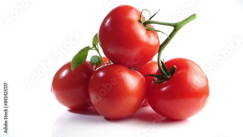 Reife rote Tomaten drehen sich auf weißem Hintergrund isoliert photo