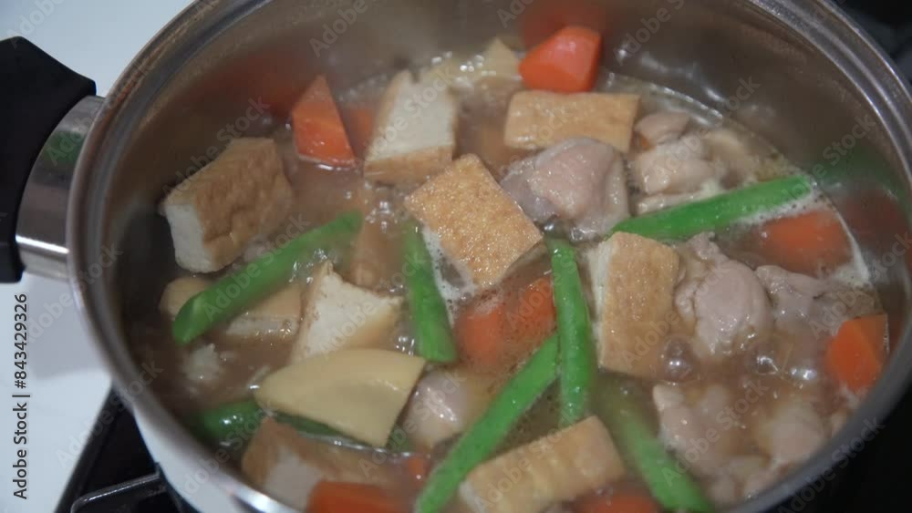 鶏もも肉と筍と厚揚げの煮物を作る様子 鶏もも肉と筍と厚揚げの煮物を作る様子