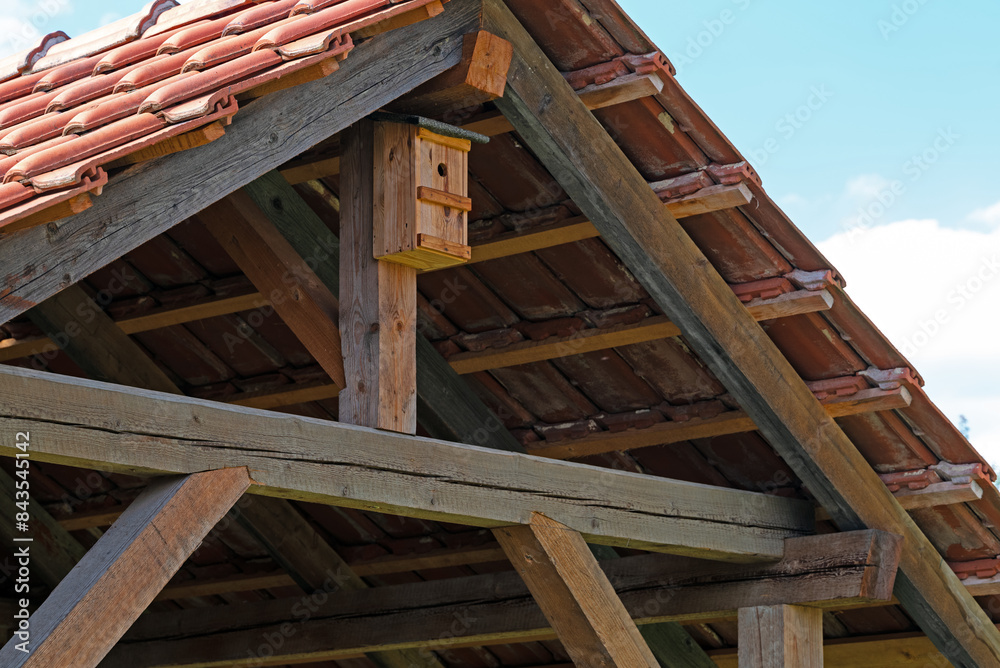 Fototapeta premium Satteldach mit Querbalken und Dachziegeln