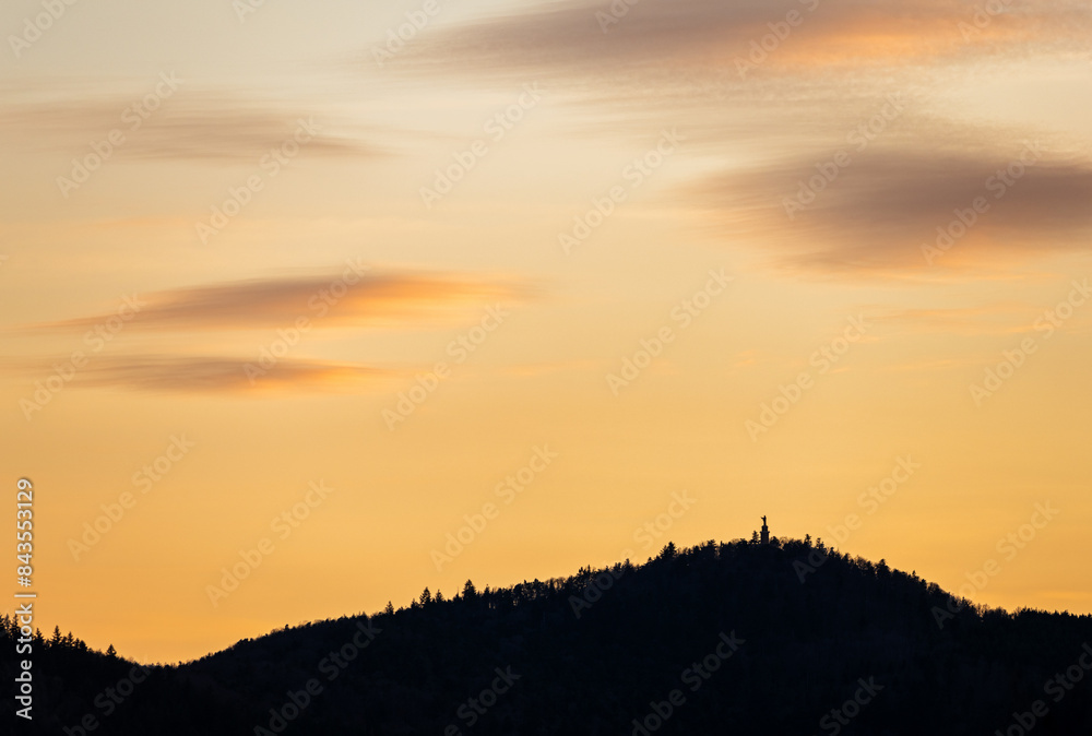 Obraz premium Le Galtz sous un ciel crépusculaire peigné par les vents, CeA, Alsace, Grand Est, France
