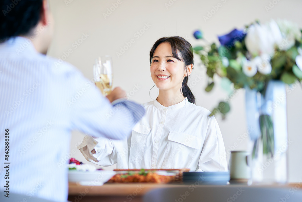 自宅でランチパーティーする夫婦 自宅でランチパーティーする夫婦