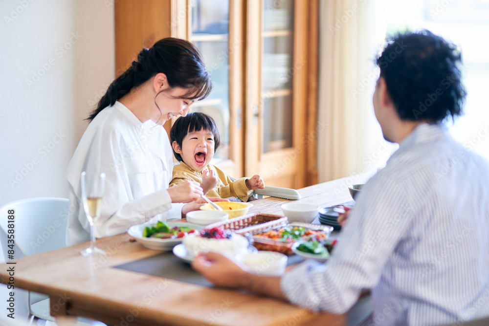 ダイニングで食事をする2歳の男の子 ダイニングで食事をする2歳の男の子