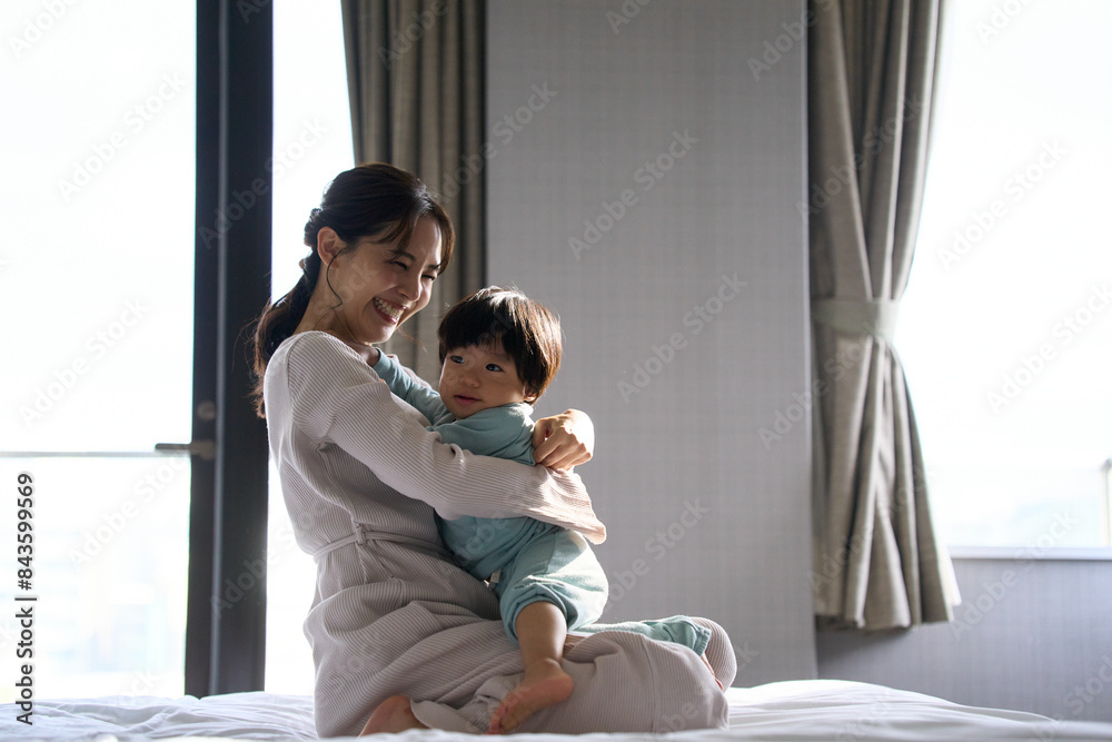 ベッドで触れ合う母と1歳10ヶ月の息子 ベッドで触れ合う母と1歳10ヶ月の息子