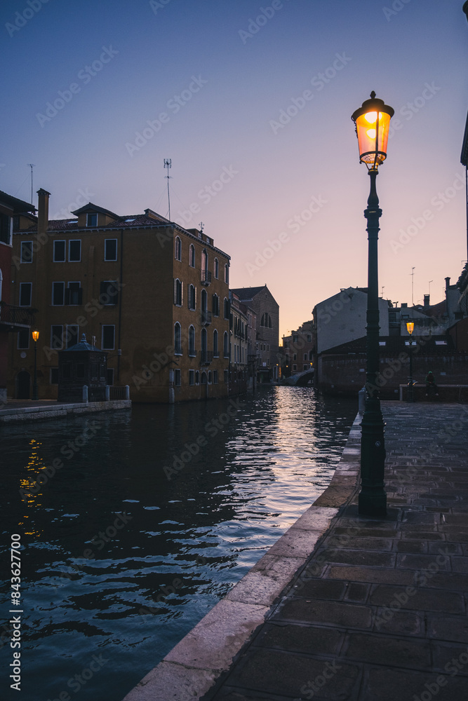 Naklejka premium 夜明け前の水の都ヴェネチアの街並み