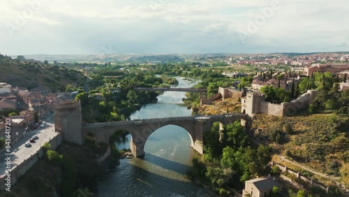 Plano aéreo con dron sobre el Puente de San Martín en Toledo, Castilla La Mancha, España. Ciudad histórica medieval y río Tajo.