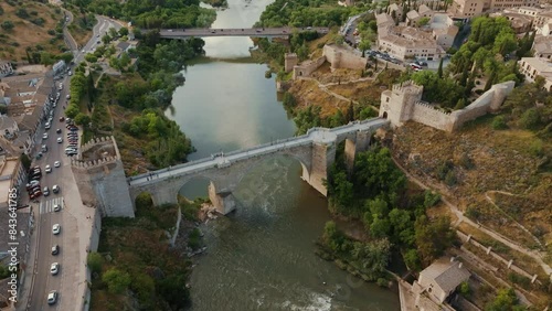 Plano aéreo con dron sobre el Puente de San Martín en Toledo, Castilla La Mancha, España. Ciudad histórica medieval y río Tajo.