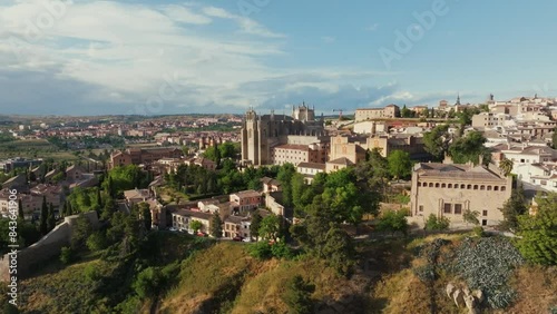 Plano aéreo con dron del Monasterio de San Juan de los Reyes en Toledo, Castilla La Mancha, España. Ciudad histórica medieval.