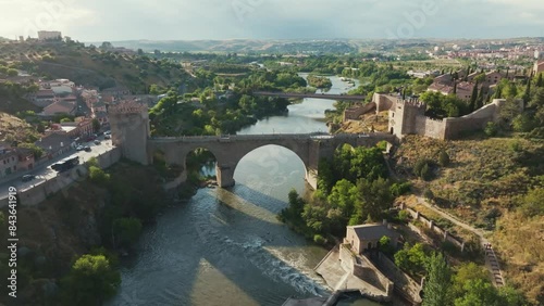 Plano aéreo con dron sobre el Puente de San Martín en Toledo, Castilla La Mancha, España. Ciudad histórica medieval y río Tajo.