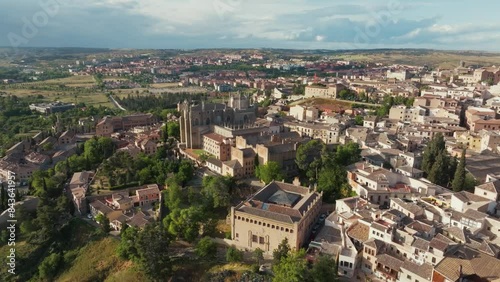 Plano aéreo con dron del Monasterio de San Juan de los Reyes en Toledo, Castilla La Mancha, España. Ciudad histórica medieval.