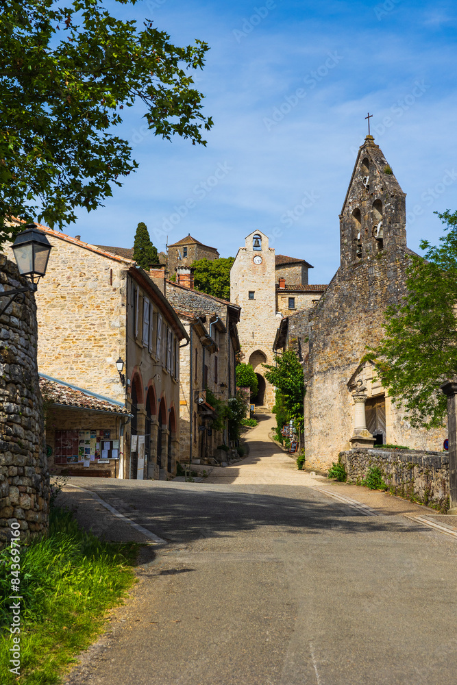 Rue de l’Hôpital menant vers la Porte Mégane puis le château dans le village médiéval de Bruniquel Rue de l’Hôpital menant vers la Porte Mégane puis le château dans le village médiéval de Bruniquel