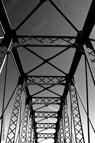 Puente estructura blanco y negro