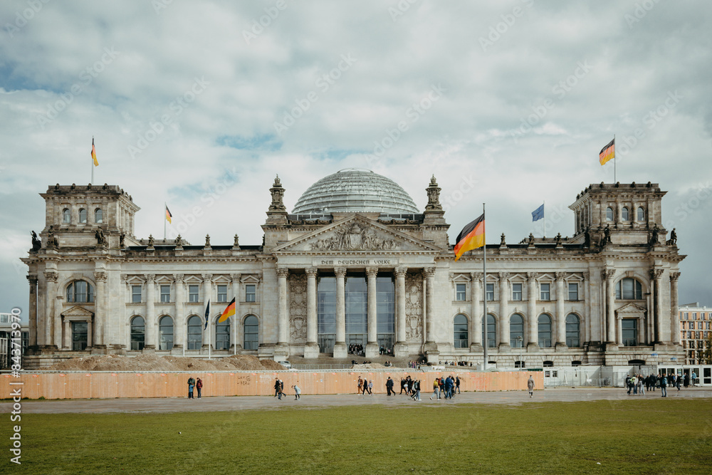 Obraz premium Frontalansicht des Reichstags in Berlin im Frühling vor dramatischem Himmel