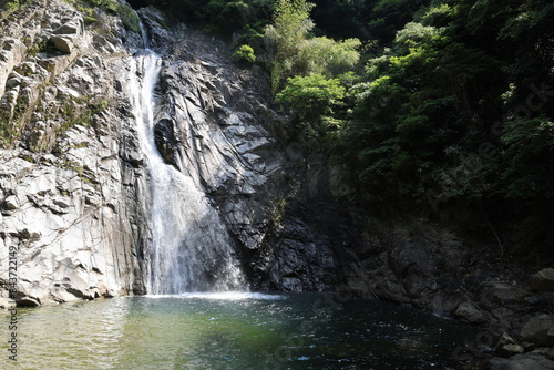 晴れた日の山に滝ある風景（布引の滝-雄滝）