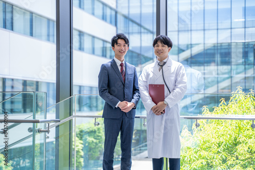 病院で打合せをする医師とビジネスマン