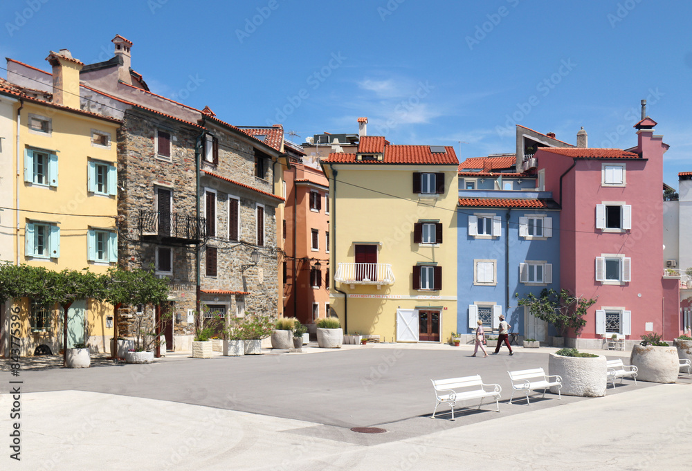 OLD HOUSES IN THE CITY OF PIRAN IN SLOVENIA OLD HOUSES IN THE CITY OF PIRAN IN SLOVENIA