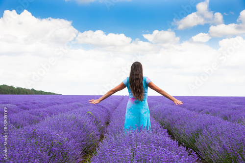 FRau in einem Lavendelfeld in Bulgarien photo
