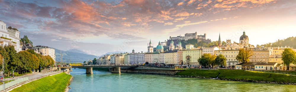 Naklejka premium Blick über Salzburg, Österreich