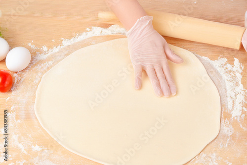 Obraz na płótnie use of rolling pin to prepare pizza dough w salonie