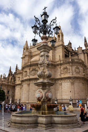 Obraz na płótnie Seville, Spain, September 12, 2021: Farola Fountain and the Catedral de Sevilla (Cathedral of Saint Mary of the See). w salonie