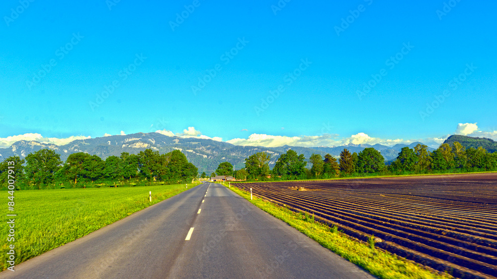 Naklejka premium Kriessernstrasse in Altsätten in Richtung Zollstelle Mäder (Österreich)