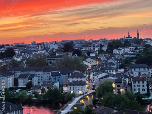Obraz na płótnie Belle lumière en soirée sur Limoges w salonie