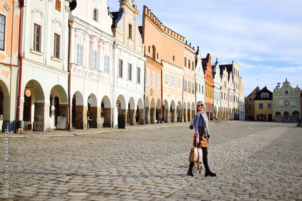 Obraz premium girl posing in Telc with view on a main square