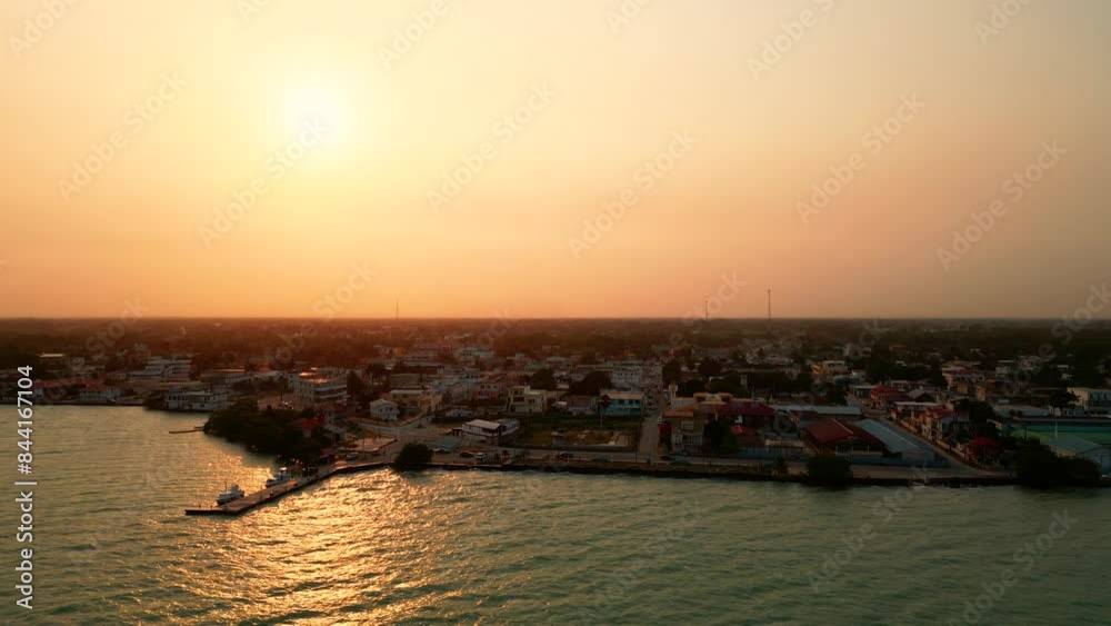 Hermoso atardecer cuando el sol cae sobre el pueblo y poblado ciudad del distrito de corozal belice Centroamerica amanecer anochecer en el puerto en el muelle en la costa Hermoso atardecer cuando el sol cae sobre el pueblo y poblado ciudad del distrito de corozal belice Centroamerica amanecer anochecer en el puerto en el muelle en la costa
