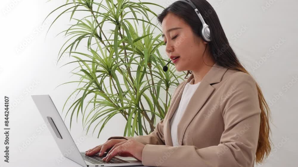 オフィスで働く若いオペレーター