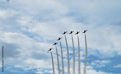 Aviones CASA C-101 de la patrulla águila dejando una estela. Aviones militares y de servicios de emergencia volando en el desfile militar del día 12 de octubre de 2019. Madrid, España.