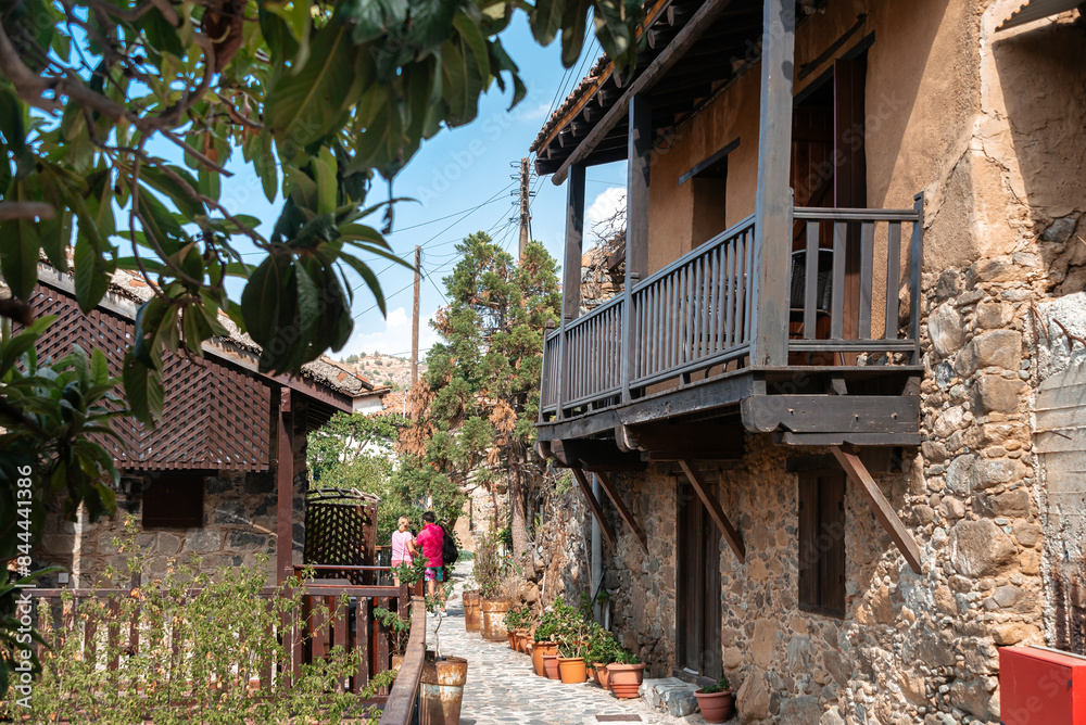 Φωτογραφία Traditional stone houses with wooden balconies at Kakopetria village