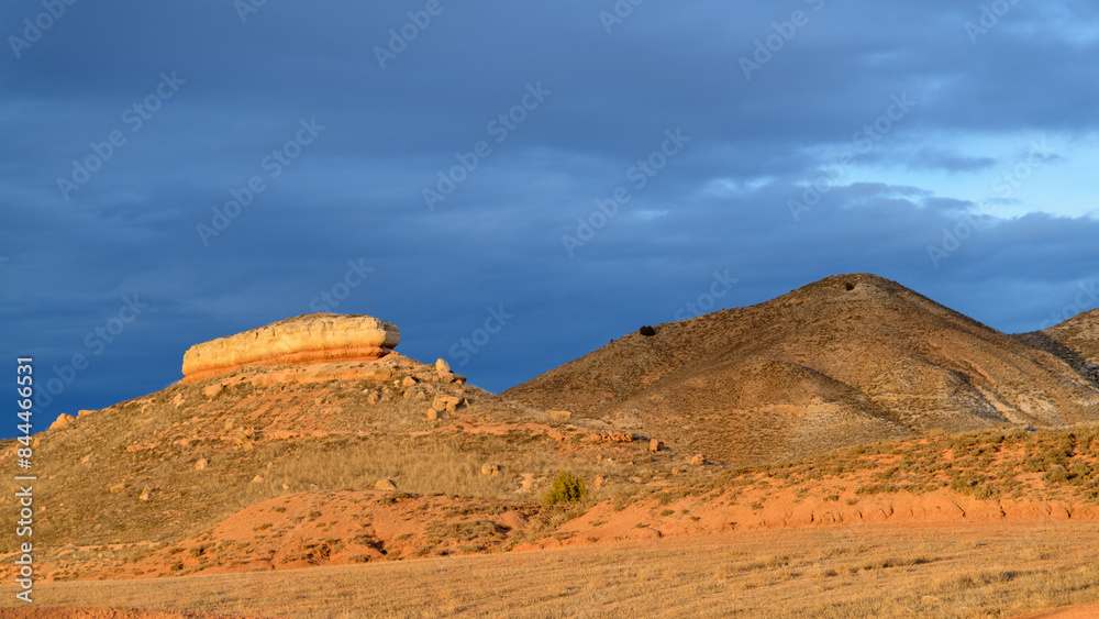 PAISAJE MONTAÑOSO AL ATARDECER EN LA PROVINCIA DE TERUEL. ARAGÓN. ESPAÑA. EUROPA PAISAJE MONTAÑOSO AL ATARDECER EN LA PROVINCIA DE TERUEL. ARAGÓN. ESPAÑA. EUROPA