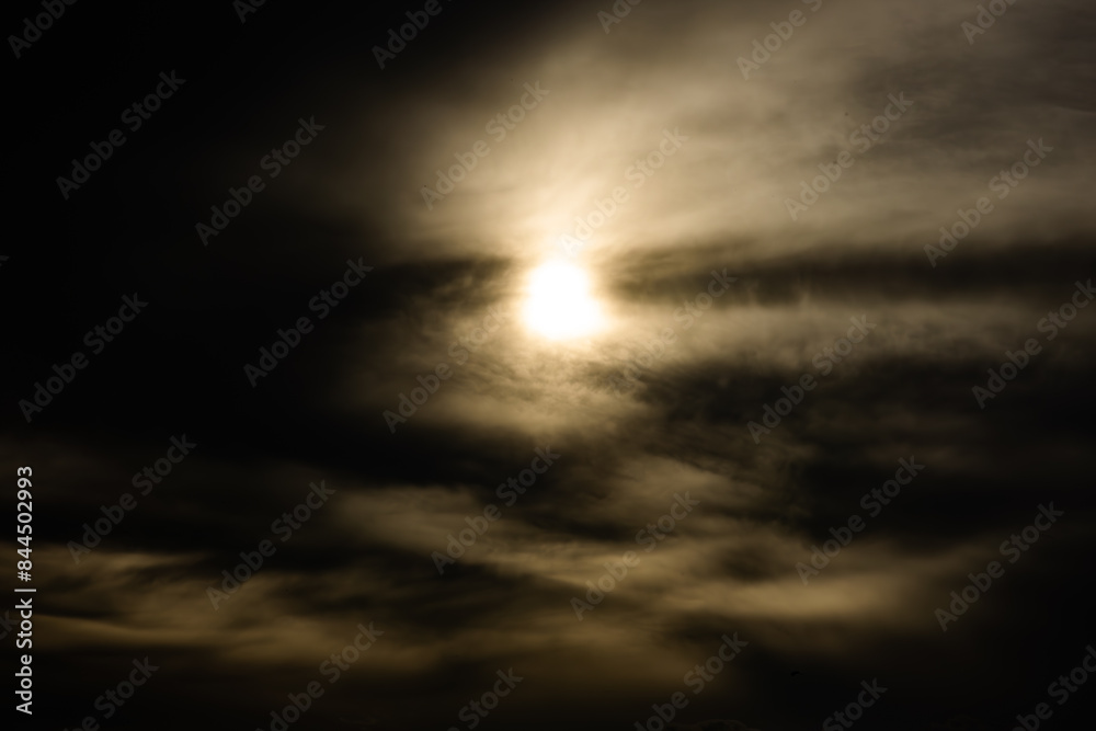 Obraz premium A dark sky with a sun in the middle