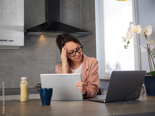 Bild auf Leinwand Businesswoman working at home - stress - period