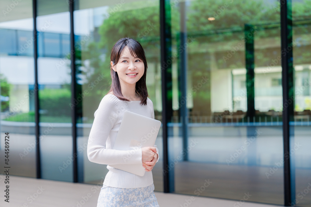 キャンパス内を歩く女子大学生
