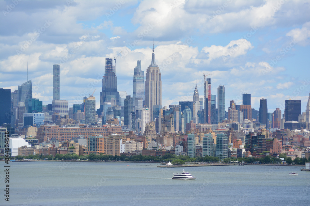 Fototapeta premium Midtown Manhattan skyline along the Hudson River.