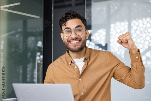 Tableau sur toile Close-up photo of a young Muslim man who is in the office and shows the camera a