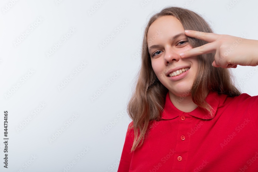 Obraz premium European teenage girl smiling sweetly against a background with copy space