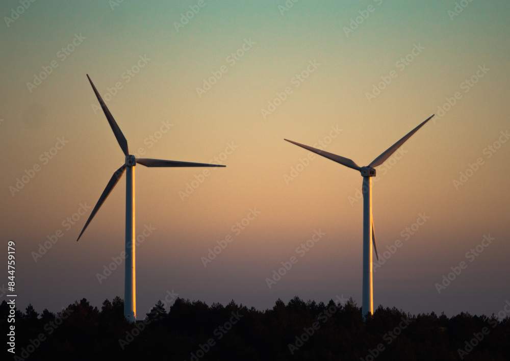 Molinos de viento en atardecer Molinos de viento en atardecer
