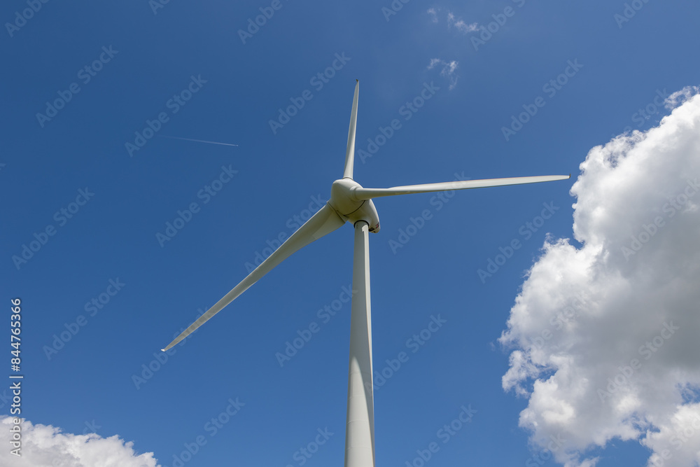 Der Rotorkopf eines Windrades ragt imposant in den blauen Himmel, symbolisiert moderne Windenergietechnologie und deren Beitrag zur nachhaltigen Energieerzeugung. Der Rotorkopf eines Windrades ragt imposant in den blauen Himmel, symbolisiert moderne Windenergietechnologie und deren Beitrag zur nachhaltigen Energieerzeugung.
