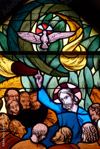 Jesus preaches to the crowd with the Holy Spirit above him. Jésus prêche à la foule avec l'Esprit Saint au-dessus de lui. Annecy - France