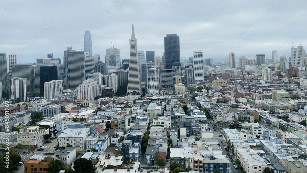 Fototapeta premium Downtown San Francisco, A high angle view of San Francisco's business district on a cloudy day.
