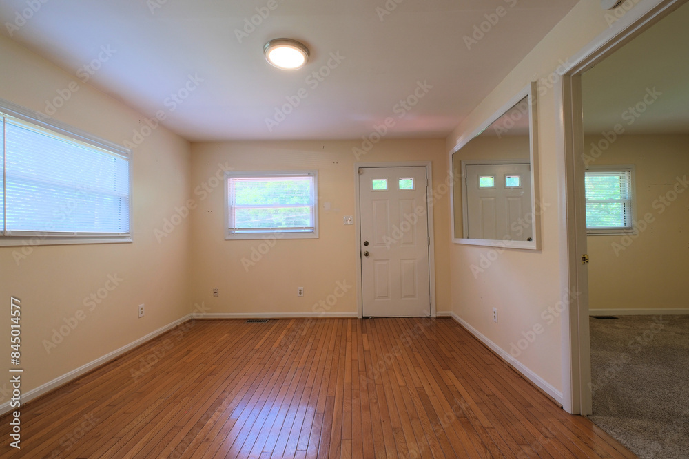 Fototapeta premium Empty home, empty rooms. Real estate photography home sale listing