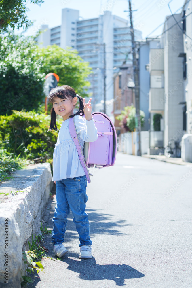 小学校に登校する小学生の全身 Stock Photo | Adobe Stock