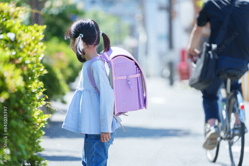 小学校に登校する小学生 Stock 写真 | Adobe Stock