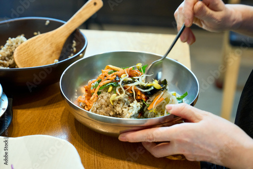 식탁 위에서 보리밥을 맛있게 비벼 먹는 모습