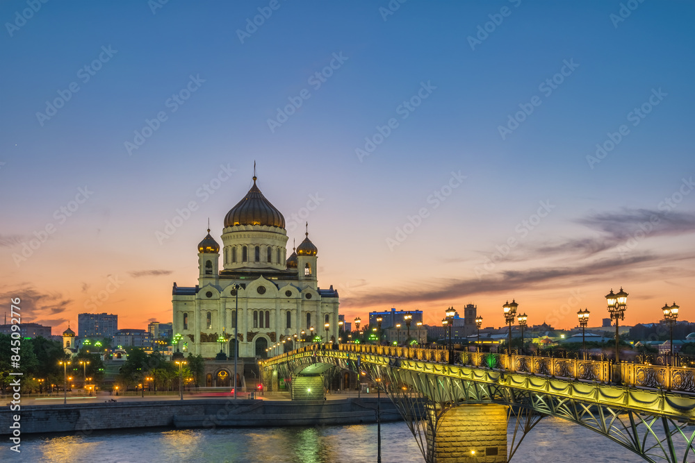Obraz premium Moscow Russia, sunset city skyline at Cathedral of Christ the Saviour and bridge over Moscow River